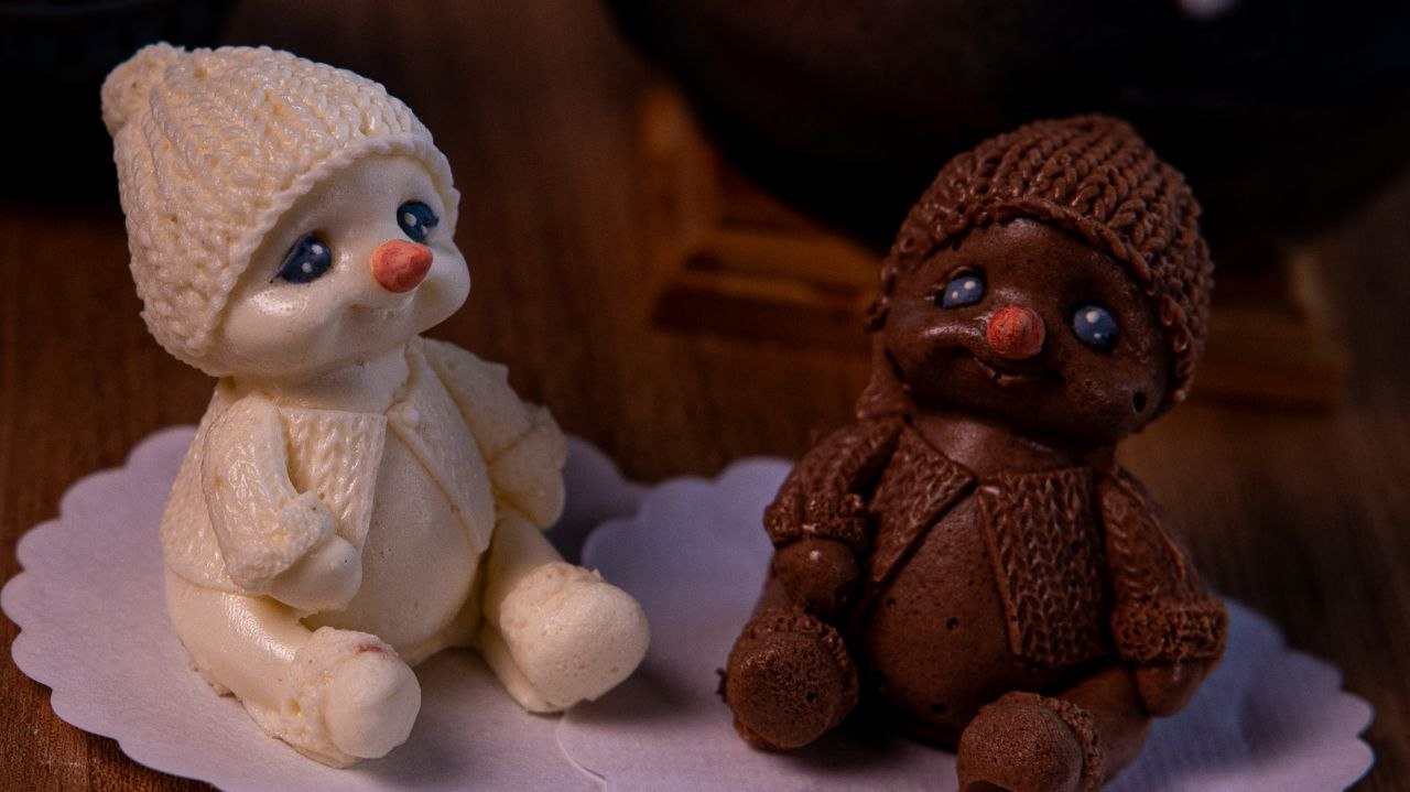 Флапписнежки: белый и шоколадный в вязаных шапочках