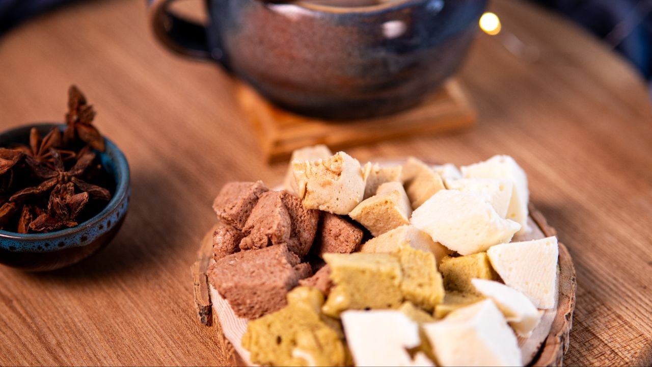 Дегустационная доска с кусочками суфле и чайником