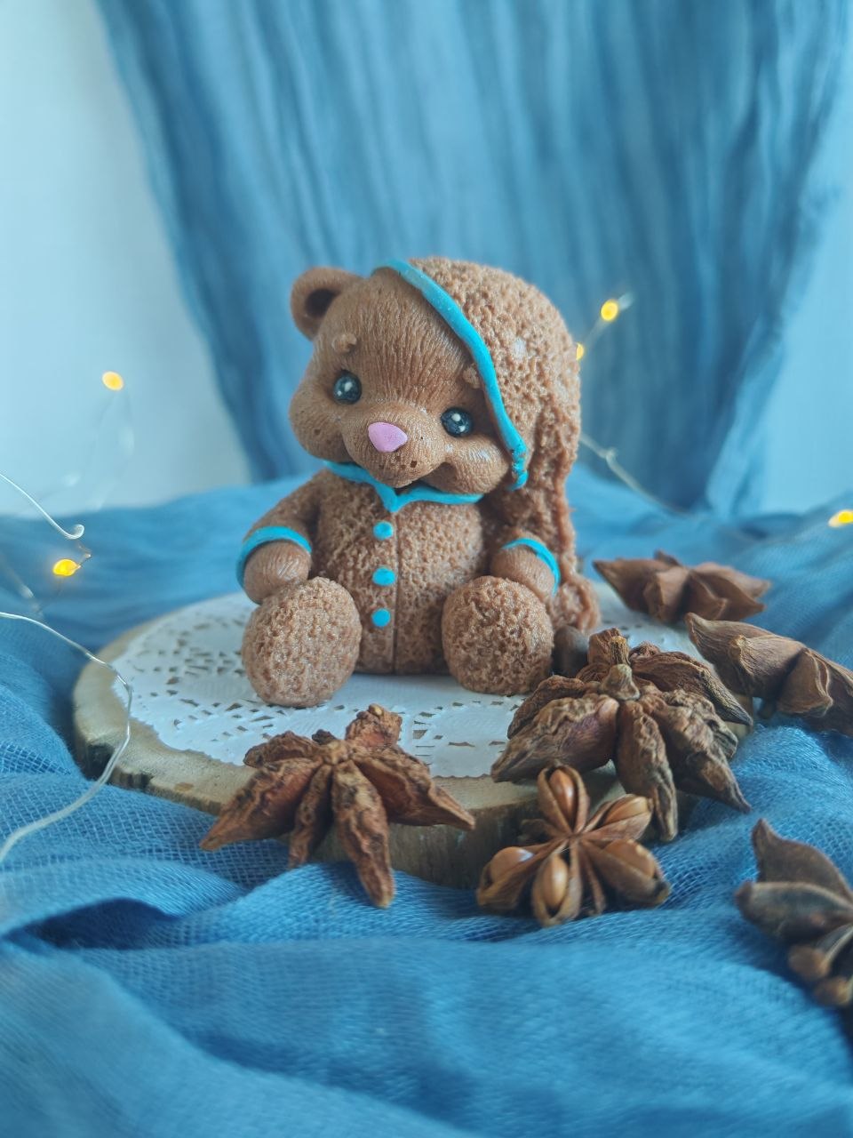 Шоколадный мишкофлаппи с голубой отделкой