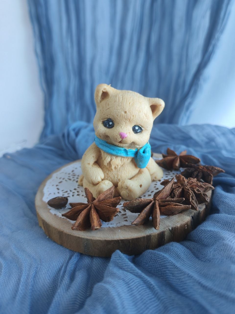 Флаппикотик с голубым шарфиком