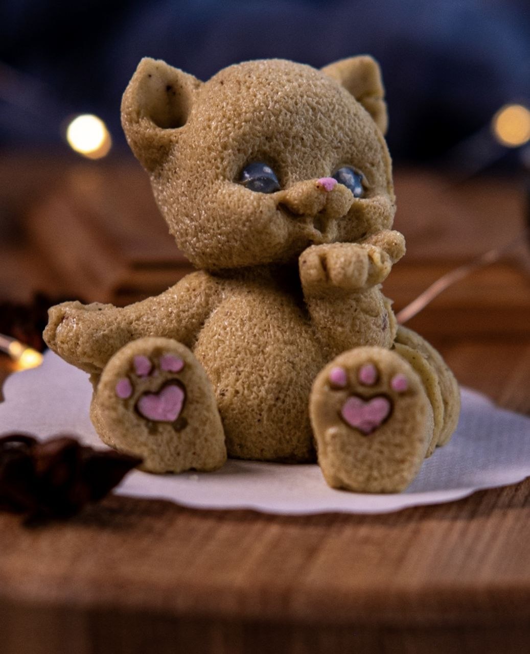 Карамельный флаппикотик с розовыми подушечками на лапках