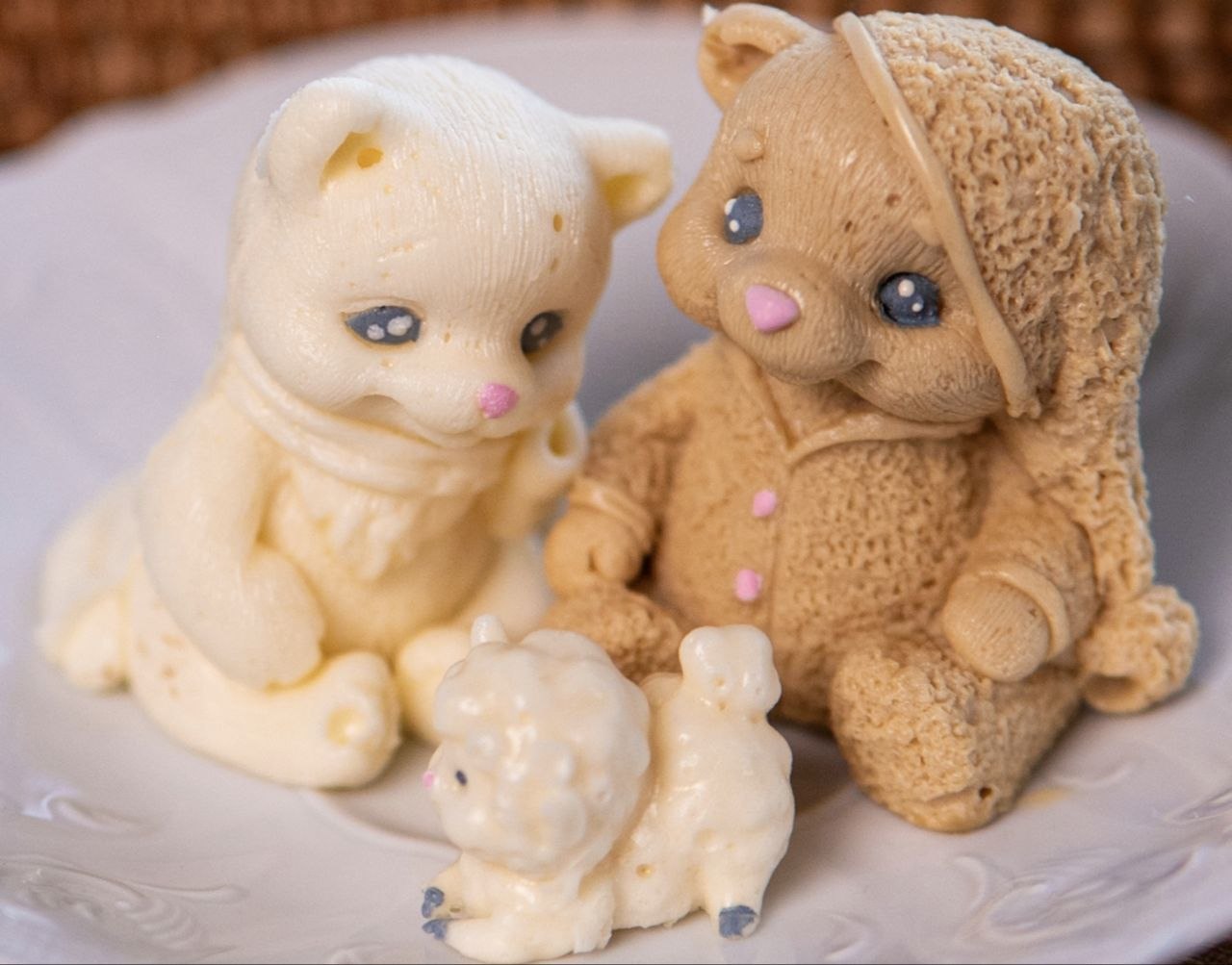 Флаппикотик, мишкофлаппи и маленький щеночек на тарелке