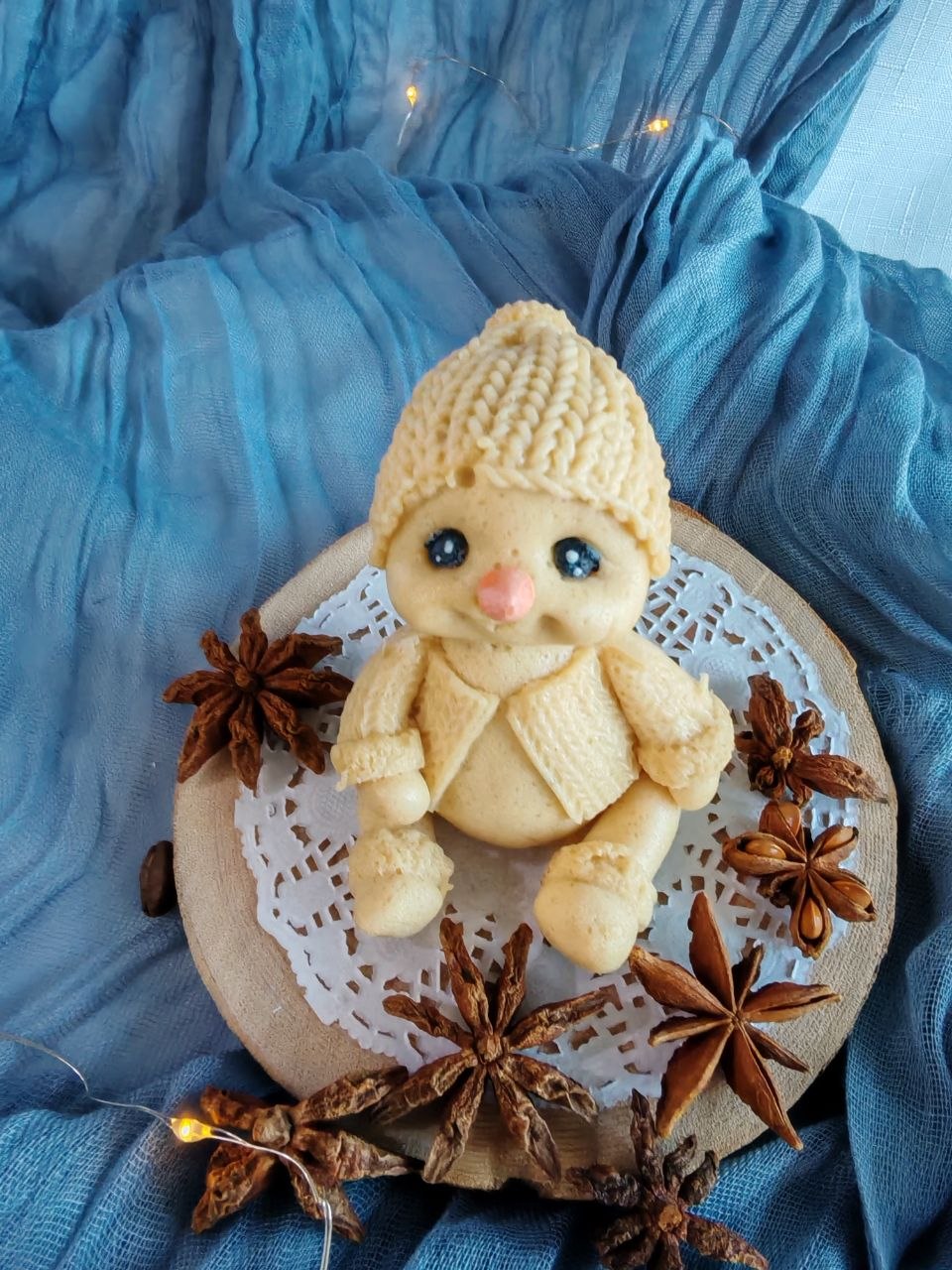Карамельный флапписнежок в вязаной шапочке
